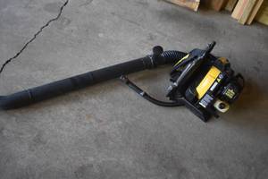 lot 3 image: Backpack leaf blower