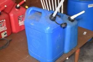 lot 17 image: Plastic cans