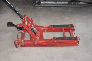 lot 21 image: Lawn mower Lift