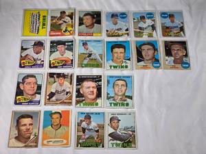 lot 98 image: Lot of 20 Topps 1960s Vintage Baseball Cards