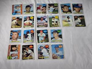 lot 100 image: Lot of 20 Topps 1969 Vintage Baseball Cards