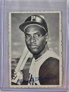 lot 102 image: Roberto Bob Clemente 1969 Topps Deckle Edge No. 27 Vintage Baseball Card
