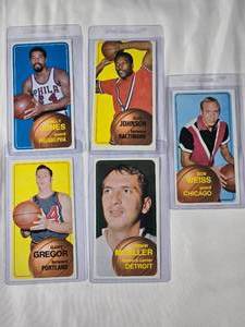 lot 199 image: Lot of 5 Topps 1970 Vintage Basketball Cards