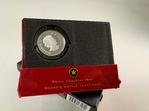 lot 38 image: 2x Canadian $1 Silver Commemoratives 2005