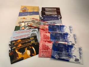 lot 52 image: 16x US Mint Sets from 1990-1999