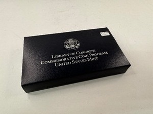 lot 72 image: 2000 Library of Congress Silver $1