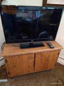 lot 1 image: LG 32 TV With Solid Wood TV Stand