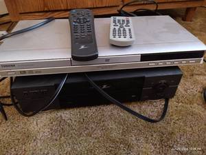 lot 3 image: Zenith VHS Player & Toshiba DVD Player