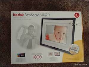 lot 10 image: Kodak EasyShare 10 Digital Picture Frame