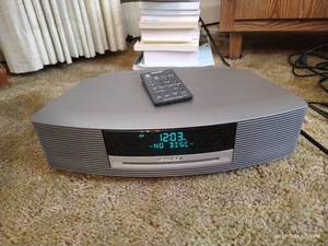 lot 11 image: Bose Wave Music System AMFM CD Player Clock Radio  Remote AWRCC1