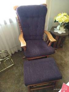 lot 13 image: Nice Swivel Glider Rocker & Ottoman