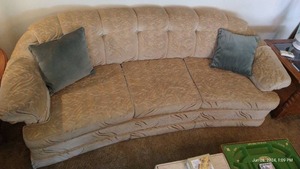 lot 17 image: Vintage Couch