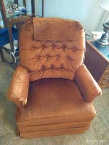 lot 39 image: 1989 La-Z-Boy Rocker Recliner