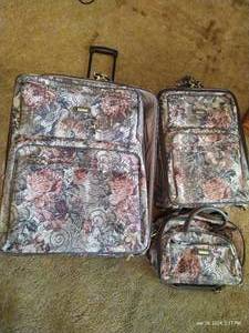 lot 40 image: Protocol Luggage Set