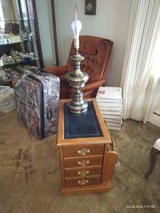 lot 41 image: Interesting Side Table w Lamp