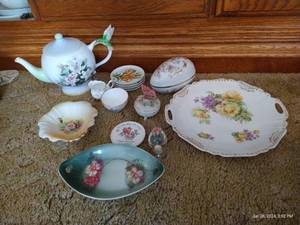 lot 57 image: Pretty China Pieces
