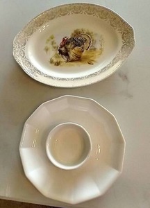 lot 64 image: Homer Laughlin Turkey Platter & Pfaltzgraff Chip n Dips