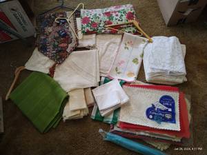 lot 70 image: Linen Lot- Table Clothes, Napkins, Placemats, Runner