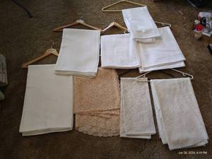 lot 74 image: Table Clothes, Lace & Linens