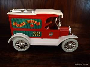 lot 98 image: 1995 Christmas Santa Truck Bank