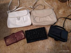 lot 104 image: Vintage Leather & Beaded Purses & Wallet