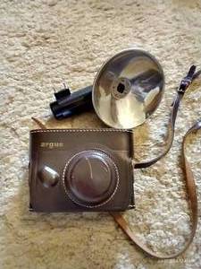 lot 109 image: Vintage Argus Camera wFlash & Case