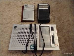 lot 116 image: Vintage Radio Lot- Motorola, Panasonic, Sony Brand
