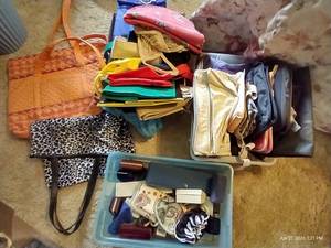 lot 122 image: Canvas & Travel Bags, Make-up & Jewelry Travel Bags