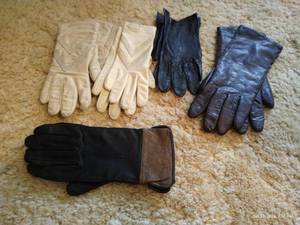 lot 128 image: Ladies Vintage Gloves Small- Medium