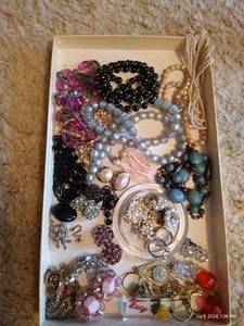 lot 141 image: Costume Jewelry Tray