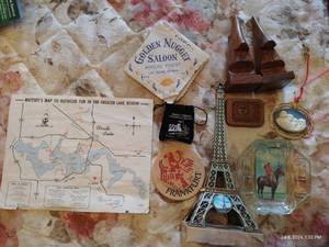 lot 147 image: Vintage Souvenirs Box