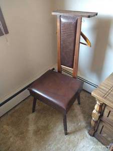 lot 152 image: Mens Valet Chair