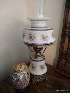 lot 171 image: Pretty Vintage Dual Lamp & Decorated Egg