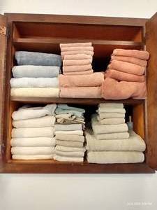 lot 192 image: Two Shelves of Bathroom Towels & Rags
