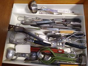 lot 214 image: Vintage Knives, Kitchen Gadgets, Thermometers