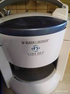 lot 222 image: Fry Daddy (clean), B&D Lid Remover & Popcorn Maker
