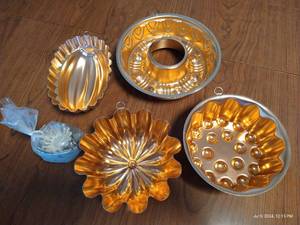 lot 235 image: Jello Molds & Mini Tart Pans