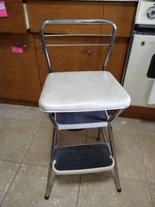 lot 253 image: Vintage Costco Step Stool Seat