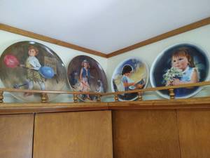 lot 260 image: Four Children Villetta Plates