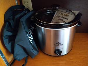 lot 264 image: Medium Crock Pot w Carrying Case & Liners