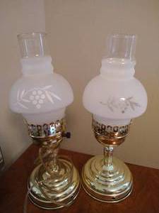 lot 276 image: Frosted Glass & Brass Lamps 13 Tall