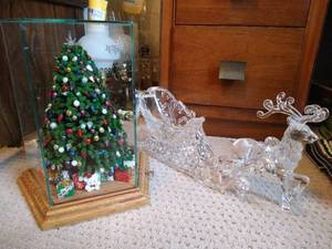 lot 288 image: Pretty Christmas Tree Music Box & Plastic Reindeer w Sled