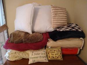 lot 294 image: Lot of Blankets, Afghans & Throw Pillows