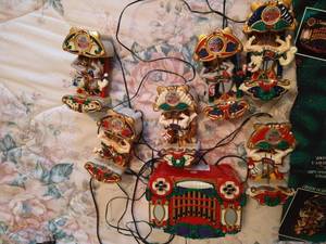 lot 305 image: Holiday Carousel Electric Ornament Moving Horses, Plays 21 Carols