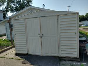 lot 315 image: Plastic Storage Shed