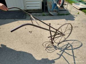 lot 317 image: Hand Cultivator