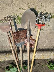 lot 353 image: Garden Tool Lot