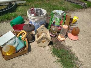 lot 355 image: Bird Feeders & Hummingbird Feeders Lot