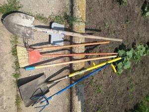 lot 357 image: Yard Tool Lot w Garden Claw, Square Shovel, Weeder