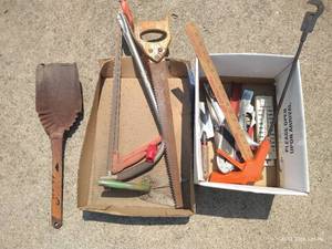 lot 359 image: Misc Gardeners Hand Tools- Saw, Spades, Grabber